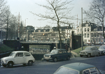 803604 Gezicht op de Noorderbrug over de Stadsbuitengracht te Utrecht, met op de voorgrond enkele geparkeerde auto's en ...